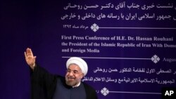 Novi iranski predsednik Hasan Rohani maše novinarima na završetku svoje prve pres konferencije u Teheranu, 6. avgusta 2013. 