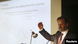 El ccuatoriano Augusto de la Torre, economista en jefe del Banco Mundial para América Latina y el Caribe, habla durante una conferencia en el Banco Central de Perú en Lima 15 de agosto 2011.