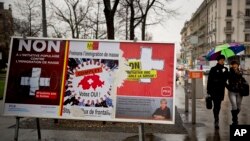 10일 스위스 제네바 도심에 친이민 정책에 반대하는 내용과 찬성하는 내용의 포스터가 나란히 걸려있다.