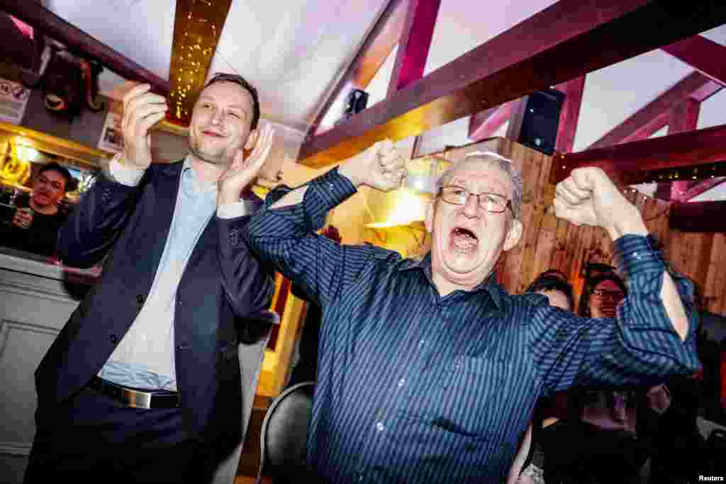 O líder do Demokraatit, Jens-Frederik Nielsen, reage durante a festa eleitoral no café Killut, em Nuuk, na Gronelândia. (Ritzau Scanpix/Mads Claus Rasmussen via Reuters)