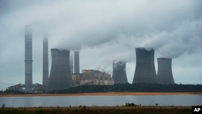 Một nhà máy sản xuất điện bằng than đốt ở Juliette, bang Georgia. Chính quyền Trump đã rút lại một số quy định về môi trường được ban hành dưới thời chính quyền Obama và đã thúc đẩy sản xuất nhiên liệu hóa thạch.