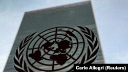На фото: Будівля штаб-квартири ООН зображена з логотипом ООН у Нью-Йорку, США, 1 березня 2022 року