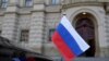 Bendera nasional Rusia terlihat di sebuah mobil yang terparkir di Kementerian Luar Negeri di Praha, Republik Ceko, 21 April 2021. (Foto: David W. Cerny/Reuters)
