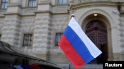 Bendera nasional Rusia dipasang di sebuah mobil yang diparkir di depan Kementerian Luar Negeri di Praha, Republik Ceko, 21 April 2021. (REUTERS / David W Cerny)