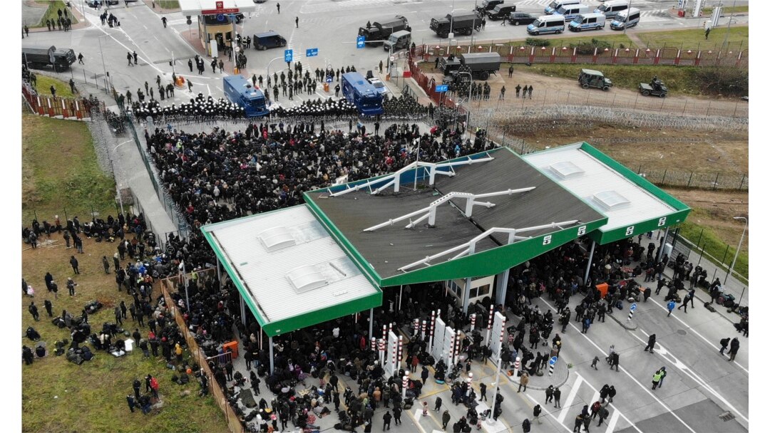 Migran dari Timur Tengah dan tempat lain berkumpul di pos pemeriksaan "Kuznitsa" di perbatasan Belarus-Polandia dekat Grodno, Belarus, Senin, 15 November 2021. (AP)