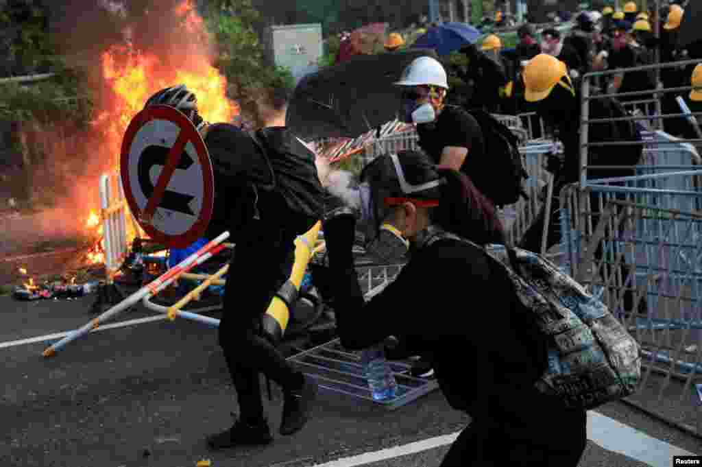 Reportes del diario South China Morning Post y de la televisión indicaron que al menos una persona resultó herida en el pecho por disparos de la policía.