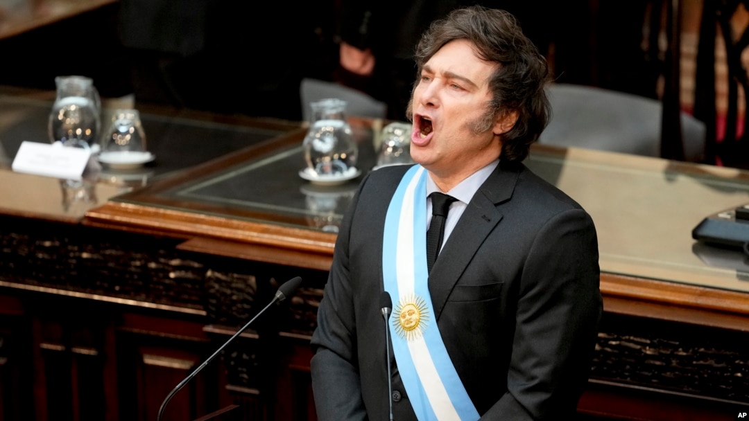 El presidente argentino Javier Milei canta el himno nacional de su país en el Congreso, en Buenos Aires, el 15 de septiembre de 2024.