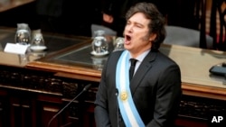 El presidente argentino Javier Milei canta el himno nacional de su país en el Congreso, en Buenos Aires, el 15 de septiembre de 2024.