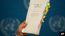 지난해 2월 스위스 제네바에서 열린 유엔인권이사회에서 마크 커비 유엔 북한인권조사위원장이 북한 인권 상황에 대한 보고서를 들어보이고 있다. (자료사진)
