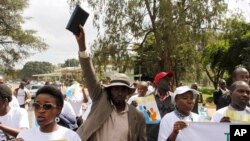 Les membres de divers groupes chrétiens marchent lors d'une manifestation contre l'homosexualité et l’union de même sexe à Nairobi, au Kenya, 6 juillet 2015. (AP Photo / Khalil Senosi)