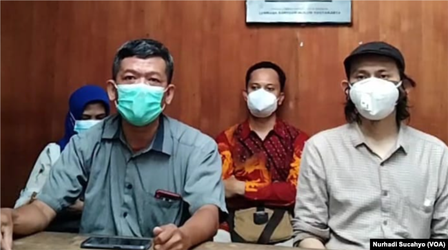 Dari kiri ke kanan: Tri Wahyu KH (ICM), Eko Riyadi (Pusham UII) dan Yogi Zul Fadhli (LBH Yogya) memberikan keterangan terkait serangan molotov di kantor LBH Yogya. (Foto: VOA/Nurhadi)