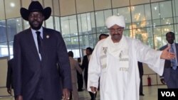 Presiden Sudan selatan Salva Kiir (kiri) dan Presiden Sudan Omar al-Bashir menyepakati persetujuan keamanan (foto: dok).