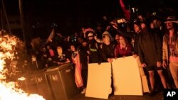 Des manifestants indépendantistes catalans à Barcelone, en Espagne, le mardi 15 octobre 2019. (AP Photo / Bernat Armangue)