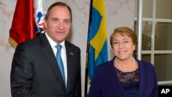 Sweden's Prime Minister Stefan Lofven welcomes Chilean President Michelle Bachelet to the government headquarters in Stockholm, May 10, 2016.