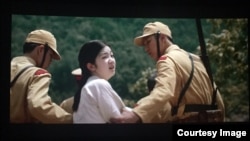 영화'귀향'에서 주인공인 14세 한국 소녀 ‘정민’이 일본 군 위안부로 끌려가는 장면.