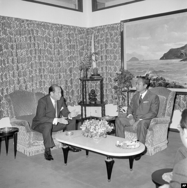 រូបឯកសារ៖ លោក John Gunther Dean ឯកអគ្គរដ្ឋទូតអាមេរិកថ្មីប្រចាំនៅកម្ពុជា ពិភាក្សាជាមួយនឹងលោកប្រធានាធិបតី លន់ នល់ បន្ទាប់ពីលោក Dean បង្ហាញសារតាំង ភ្នំពេញ ថ្ងៃទី៥ ខែមេសា ឆ្នាំ១៩៧៤។
