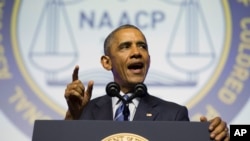 14일 미국 필라델피아 시에서 열린 전미유색인지위향상협회, NAACP 연례 회의에서 바락 오바마 미국 대통령이 연설하고 있다.