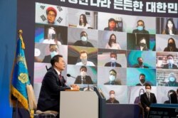 문재인 한국 대통령이 18일 청와대에서 신년기자회견을 했다.