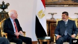 Egyptian President Mohammed Morsi, right, meets with Republican Sen. John McCain, presidential palace, Cairo, Jan. 16, 2013.