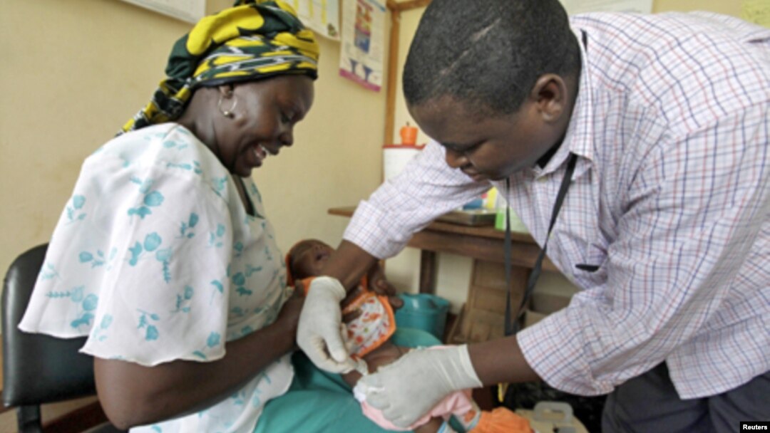 Một bà mẹ người Kenya đưa con đi chích ngừa sốt rét trong chương trình thử nghiệm 