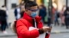 Un piéton porte un masque de protection sur Regent Street à Londres, le 25 janvier 2020.