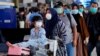 Para penumpang antri untuk menjalani pemeriksaan suhu tubuh di bandara Halim Perdanakusuma, Jakarta di tengah perebakan virus corona (foto: dok). 