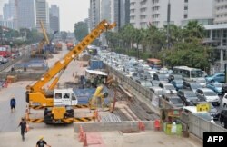 Konstruksi sistem transportasi massal (MRT) di pusat bisnis Jakarta,16 Oktober 2015.