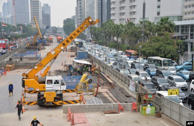 Konstruksi sistem transportasi massal (MRT) di pusat bisnis Jakarta,16 Oktober 2015.