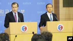 글린 데이비스 미국 대북정책 특별대표(왼쪽)와 한국의 임성남 한반도평화교섭본부장이 지난 달 25일 외교부청사에서 열린 공동 기자회견에서 취재진의 질문에 답하고 있다.