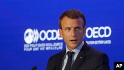 Presiden Perancis Emmanuel Macron menyampaikan pidato pada pertemuan dewan menteri OECD di Paris, 30 Mei 2018. (Foto: dok).