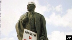 蘇聯解體后的莫斯科景像，列宁像上的牌子呼籲公眾投票支持葉利欽