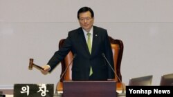지난 3월 한국 국회에서 정의화 의장이 북한인권법 제정안 통과를 알리고 있다. 여야 합의로 마련된 제정안은 재석 의원 236명 가운데 찬성 212표, 기권 24표로 가결됐다. (자료사진)