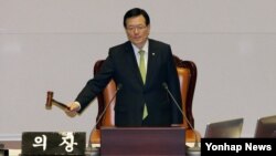 정의화 한국 국회의장이 지난 3월 국회 본회의에서 북한의 인권 문제를 다룰 근거와 기구를 마련하는 내용의 북한인권법 제정안 통과를 알리고 있다.