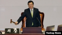 정의화 한국 국회의장이 2일 밤 국회 본회의에서 북한의 인권 문제를 다룰 근거와 기구를 마련하는 내용의 북한인권법 제정안 통과를 알리고 있다. 여야 합의로 마련된 제정안은 이날 재석 의원 236명 가운데 찬성 212표, 기권 24표로 가결됐다. 