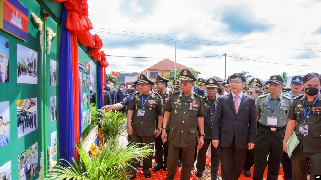 Bộ Trưởng Quốc Phòng Campuchia, Tea Banh (giữa, trái), Đại sứ Trung Quốc tại Campuchia, Wang Wentian (giữa, phải), tại lễ động thổ cơ xưởng sữa chữa tàu tại căn cứ Hải Quân Ream, Sihanoukville, 8 tháng Sáu.