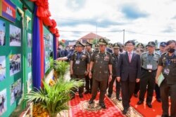 Pejabat China dan Kamboja dalam upacara peletakan batu pertama dalam proyek renovasi Pangkalan Laut Ream. (Cambodia's Fresh News via AP)
