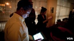 Guests at the bar of Washington DC's Liaison Hotel watch election results come in, November 6, 2012. (A. Klein/VOA)