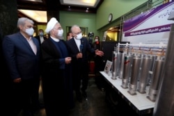 Presiden Iran Hassan Rouhani meninjau pencapaian baru nuklir Iran dalam peringatan Hari Energi Nuklir Nasional di Teheran, Iran, 10 April 2021. (Foto: Kantor Kepresidenan Iran/WANA via Reuters)