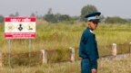 Một binh sỹ canh gác khu vực bị nhiễm dioxin ở Biên Hòa trong chuyến thăm của Bộ trưởng QP Mỹ James Mattis hôm 17/10.