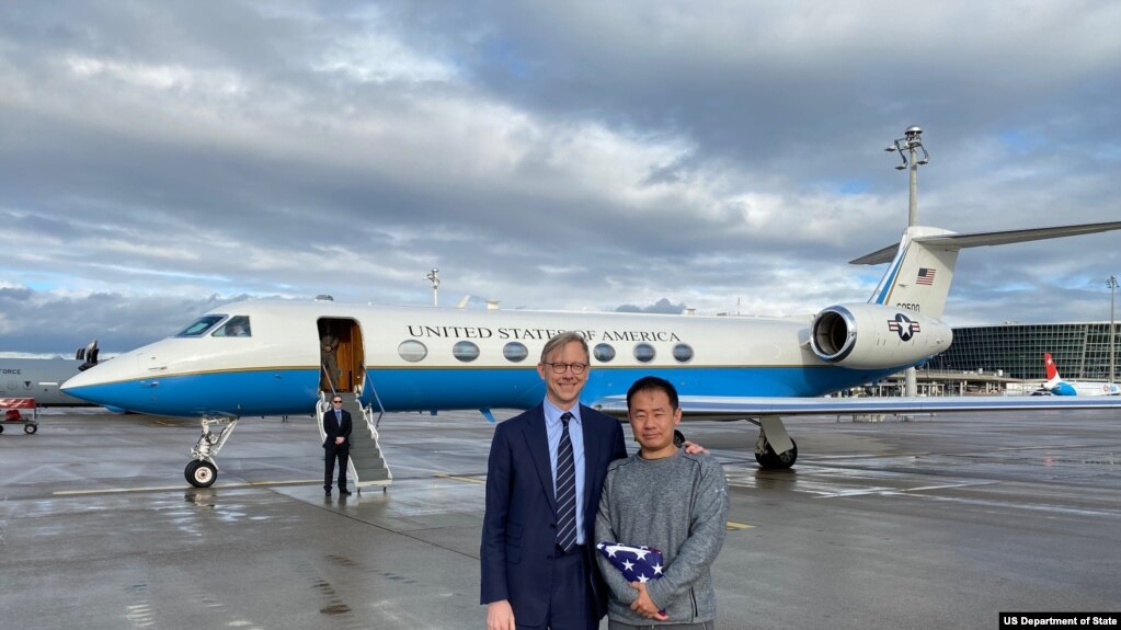 获释后的王夕越与美国国务院官员即将登机返回美国(2019年12月7日)