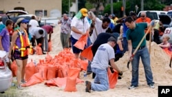 Banorët e Floridës përgatiten për ardhjen e uraganit Irma