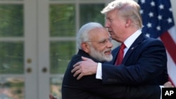 El presidente de Estados Unidos Donald Trump y el primer ministro de India Narendra Modi se abrazan al concluir declaraciones conjuntas en el Jardín de las Rosas de la Casa Blanca, luego de conversaciones bilaterales con delegados de sus gobiernos. Junio 26 de 2017.