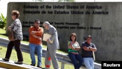 Pedestrians walk past a wall outside the U.S. embassy, Caracas, Oct. 1, 2013.