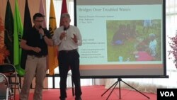 Profesor Ronald Albert Harris (kanan), peneliti dan ahli geologi dari Brigham Young University Amerika Serikat saat berbicara dalam seminar nasional geologi di Institut Agama Islam Negeri (IAIN) Palu, Sulawesi Tengah. (27/11) (VOA/Yoanes Litha)