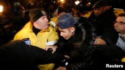 Justin Bieber llega a la estación de policia en Toronto, donde se presentó para encarar cargos de agredir a un motorista.