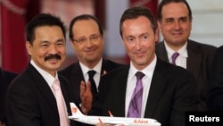 Rusdi Kirana (kiri), bersama Presiden dan CEO Airbus Fabrice Bregier (kedua dari kanan), Presiden Perancis Francois Hollande (kedua dari kiri) dan pejabat perusahaan pesawat dan pertahanan Eropa EADS Marwan Lahoud. (Foto: Dok)