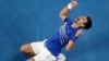 Novak Đoković proslavlja pobedu nad Novakom Đokovićem u finalu Australijen opena u Melburnu (Foto: AP/Mark Schiefelbein)