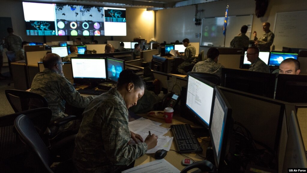美军一个网络行动队的作战室（美国空军2017年12月2日照片）(photo:VOA)
