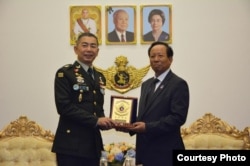 General Apirat Kongsompong, Commander-in-chief of the Royal Thai Army is pictured with General Tea Banh, Minister of National Defense of Cambodia, in Phnom Penh, Cambodia, January 29, 2019. (Courtesy of Cambodia’s Ministry of National Defense)