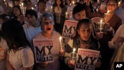 Members of the "White Shirt" movement hold a candlelight vigil to demand democratic elections and political reforms in Bangkok, Thailand, Jan. 24, 2014. 